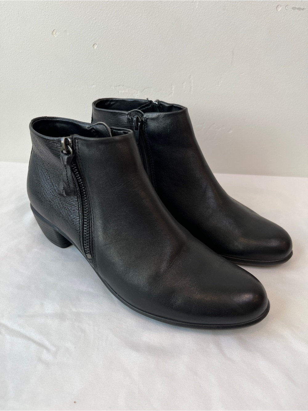 ECCO Touch 35 Black Leather Ankle Booties Lizard Textured Heel Womens EU 38 7
